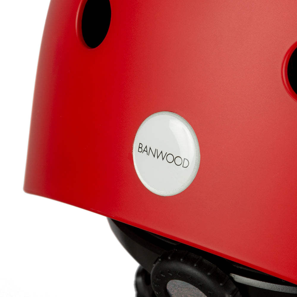 Deze Banwood helm classic matte red is een kinderhelm die het hoofd van je kindje goed beschermt, maar waarmee je kindje ook nog eens stijlvol is. Een helm voor skaten, skateboarden en fietsen! VanZus
