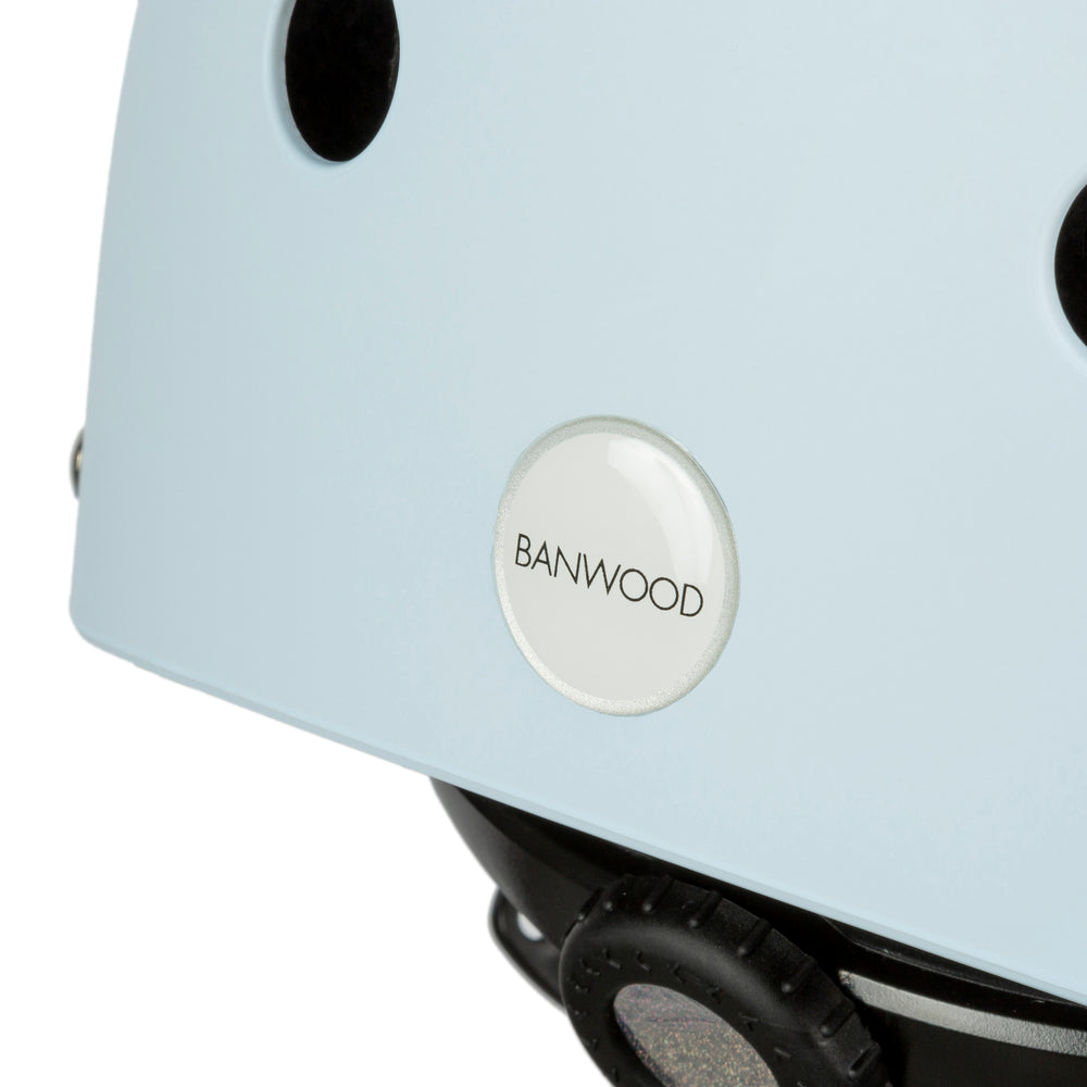 Deze Banwood helm classic matte sky is een kinderhelm die het hoofd van je kindje goed beschermt, maar waarmee je kindje ook nog eens stijlvol is. Een hippe fietshelm of skatehelm voor kinderen. VanZus