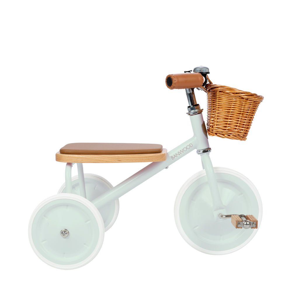 Deze leuke Banwood driewieler in vintage pale mint is een superleuke kinderfiets met een retro design. Met deze fiets kunnen zelfs de allerkleinsten mee op een fietstochtje. Deze fiets is namelijk geschikt voor kinderen vanaf 2 jaar. VanZus
