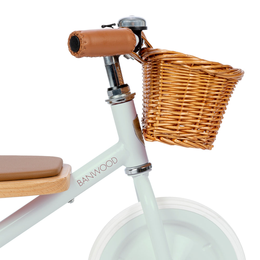 Deze leuke Banwood driewieler in vintage pale mint is een superleuke kinderfiets met een retro design. Met deze fiets kunnen zelfs de allerkleinsten mee op een fietstochtje. Deze fiets is namelijk geschikt voor kinderen vanaf 2 jaar. VanZus
