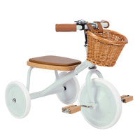 Deze leuke Banwood driewieler in vintage pale mint is een superleuke kinderfiets met een retro design. Met deze fiets kunnen zelfs de allerkleinsten mee op een fietstochtje. Deze fiets is namelijk geschikt voor kinderen vanaf 2 jaar. VanZus