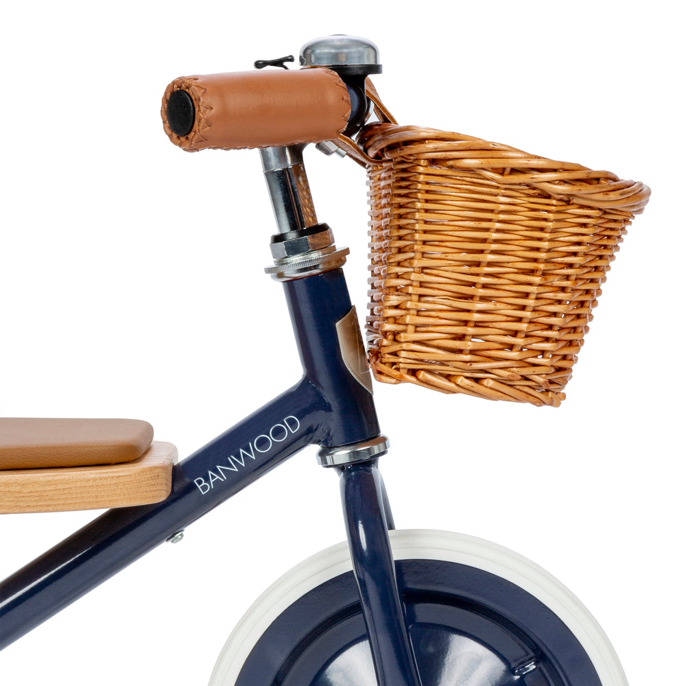 Deze leuke Banwood driewieler in vintage navy is een superleuke kinderfiets met een retro design. Met deze fiets kunnen zelfs de allerkleinsten mee op een fietstochtje. Deze fiets is namelijk geschikt voor kinderen vanaf 2 jaar. VanZus