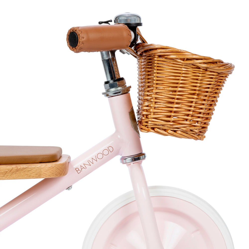 Deze leuke Banwood driewieler in vintage pink is een superleuke kinderfiets met een retro design. Met deze fiets kunnen zelfs de allerkleinsten mee op een fietstochtje. Deze fiets is namelijk geschikt voor kinderen vanaf 2 jaar. VanZus
