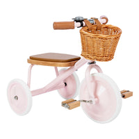 Deze leuke Banwood driewieler in vintage pink is een superleuke kinderfiets met een retro design. Met deze fiets kunnen zelfs de allerkleinsten mee op een fietstochtje. Deze fiets is namelijk geschikt voor kinderen vanaf 2 jaar. VanZus