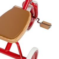 Deze leuke Banwood driewieler in vintage red is een superleuke kinderfiets met een retro design. Met deze fiets kunnen zelfs de allerkleinsten mee op een fietstochtje. Deze fiets is namelijk geschikt voor kinderen vanaf 2 jaar. VanZus