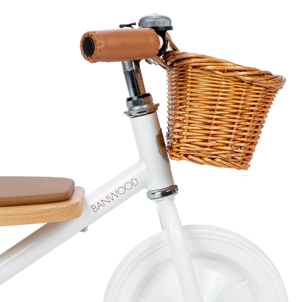 Deze leuke Banwood driewieler in vintage white heeft een retro design. Met deze fiets kunnen zelfs de allerkleinsten mee op een fietstochtje. Deze driewieler is namelijk geschikt voor kinderen vanaf 2 jaar. VanZus