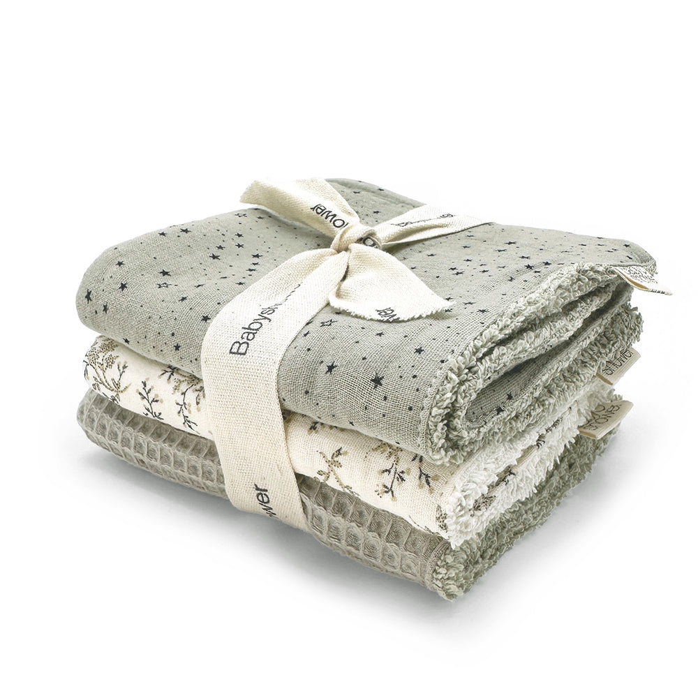 De 3-pack mini handdoekjes in dune sky van Babyshower zijn ideaal voor kleine handen en gezichten (28x28 cm). Gemaakt van 100% Oeko-Tex katoen, veilig voor de gevoelige huid. Wasbaar op 30 graden. VanZus