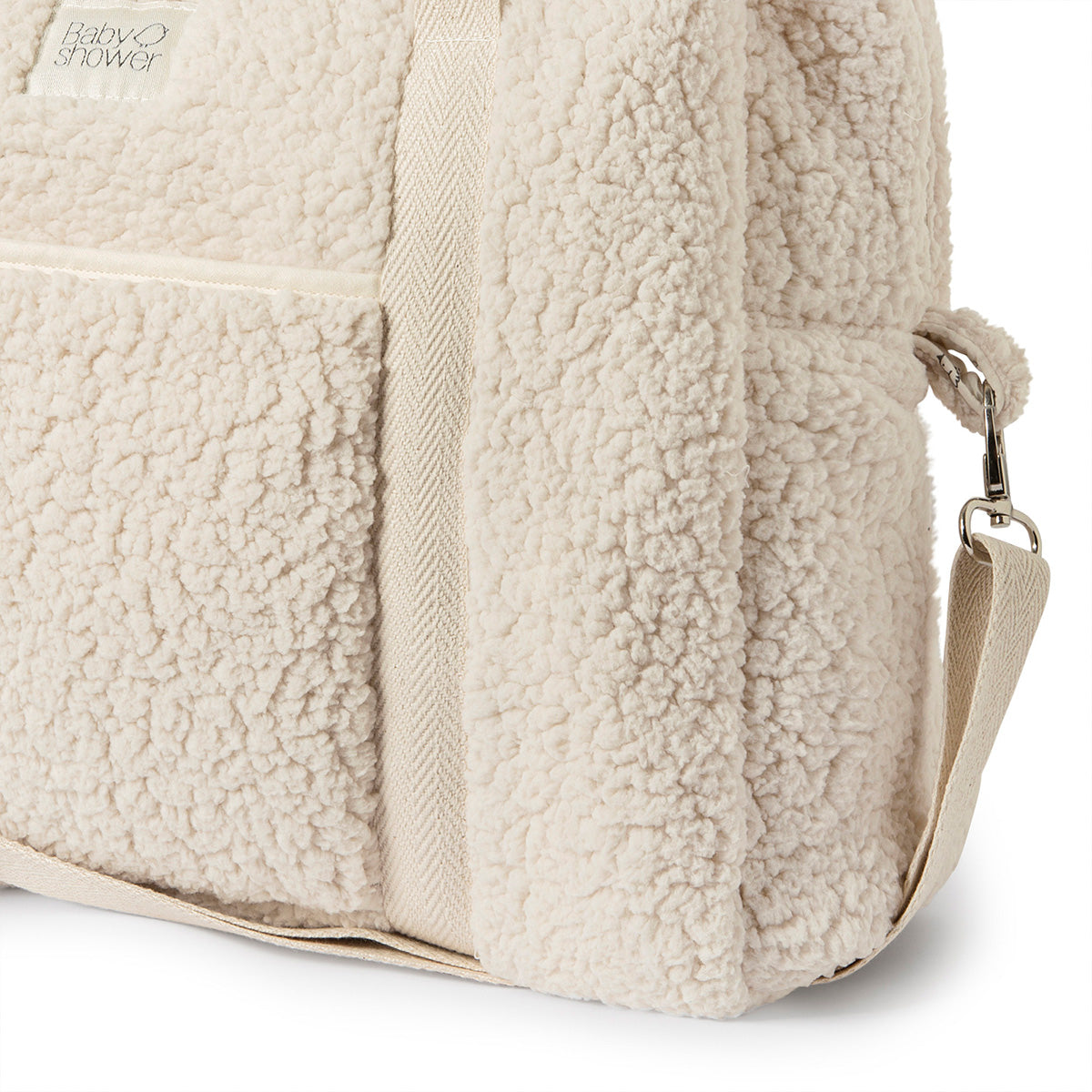 Op zoek naar een stijlvolle luiertas? De mombag camila in mouton van Babyshower is perfect voor onderweg. Handige afsluitbare tas met vakjes, lange hengsels en verstelbare cross-body riem. VanZus