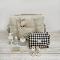 Op zoek naar een stijlvolle luiertas? De mombag camila in rainy ivory van Babyshower is perfect voor onderweg. Handige afsluitbare tas met vakjes, lange hengsels en verstelbare cross-body riem. VanZus