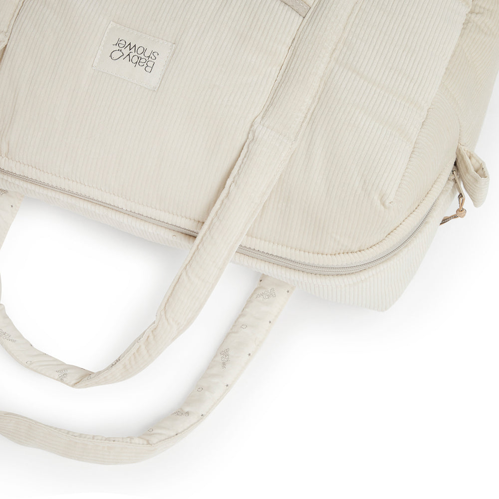 Op zoek naar een stijlvolle luiertas? De mombag camila in rainy ivory van Babyshower is perfect voor onderweg. Handige afsluitbare tas met vakjes, lange hengsels en verstelbare cross-body riem. VanZus