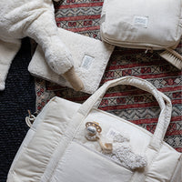 Op zoek naar een stijlvolle luiertas? De mombag camila in rainy ivory van Babyshower is perfect voor onderweg. Handige afsluitbare tas met vakjes, lange hengsels en verstelbare cross-body riem. VanZus