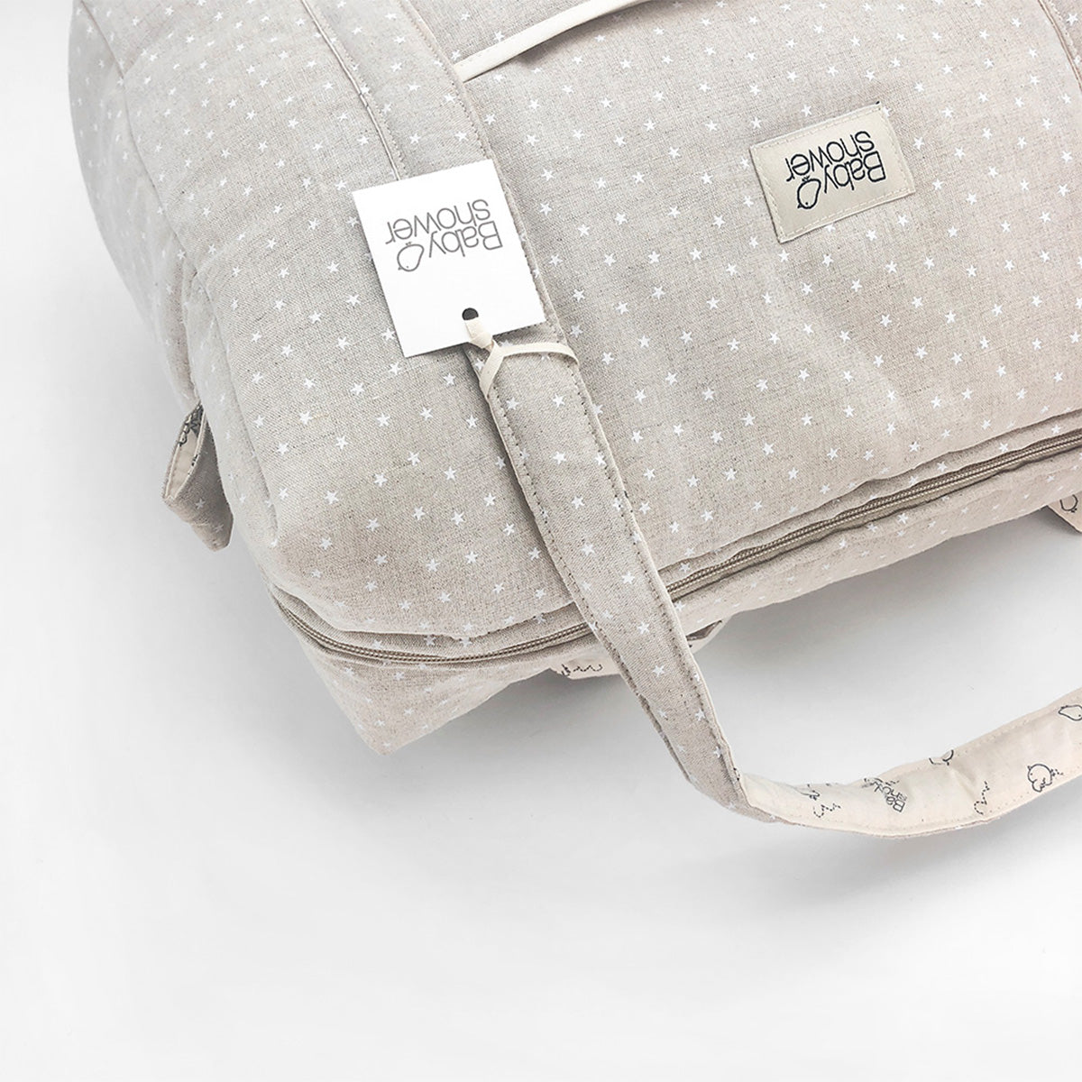 Op zoek naar een stijlvolle luiertas? De mombag camila in white ministars van Babyshower is perfect voor onderweg. Handige afsluitbare tas met vakjes, lange hengsels en verstelbare cross-body riem. VanZus