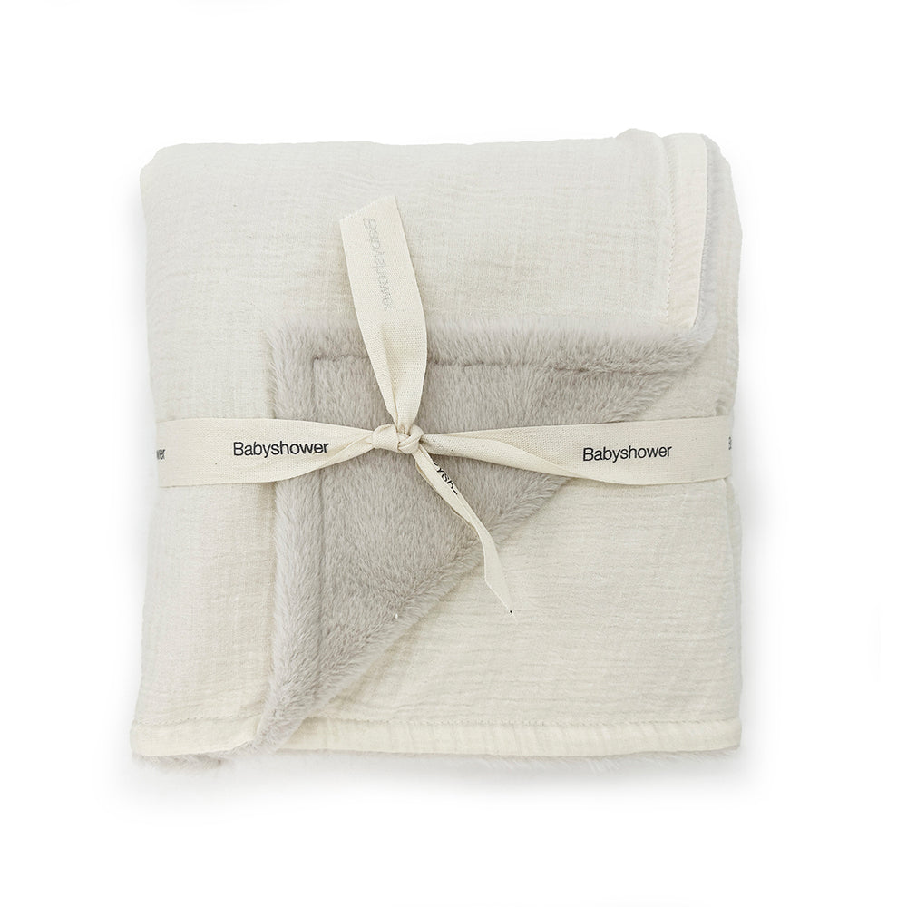 Stijlvol, warm en luxe! De fleece deken in ivory van Babyshower! Veelzijdig in gebruik. Verkrijgbaar in verschillende varianten. Machinewasbaar. Afmeting: 66x80 cm. VanZus