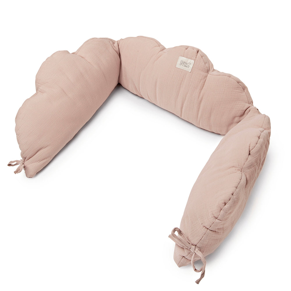 De bedpumber little cloud in nude powder van Babyshower is perfect voor actieve slapers! Voorkom dat je kindje zich bezeerd en zorg voor een knus hoekje. Een zachte, veilige en stijlvolle bedomrander. VanZus