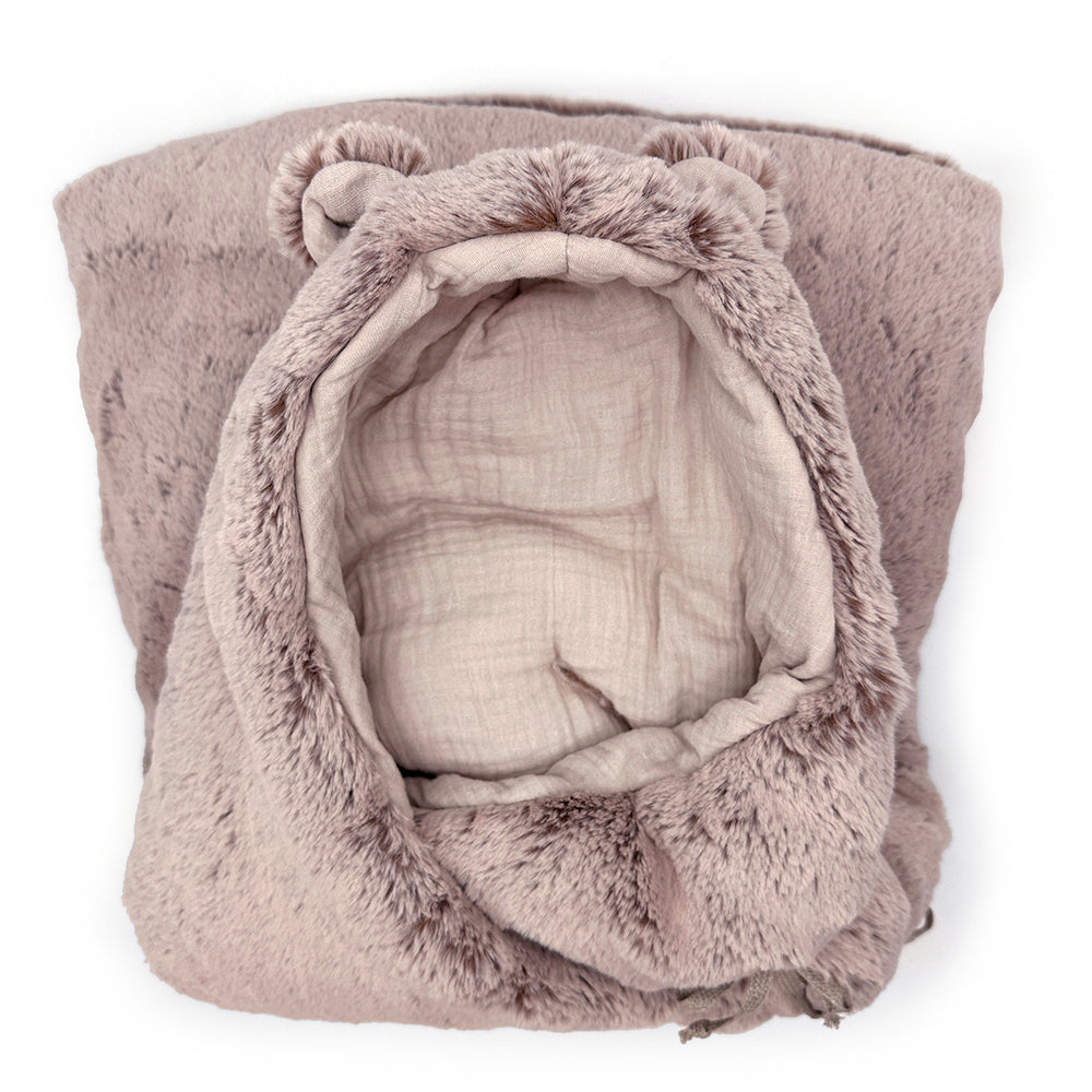 Houd je kindje warm en comfortabel met het teddy babynestje dusty rose van Babyshower. Een must-have voor koude dagen, thuis of onderweg. Een stijlvolle voetenzak van zachte harige stof. Afmeting: 78x40 cm. VanZus