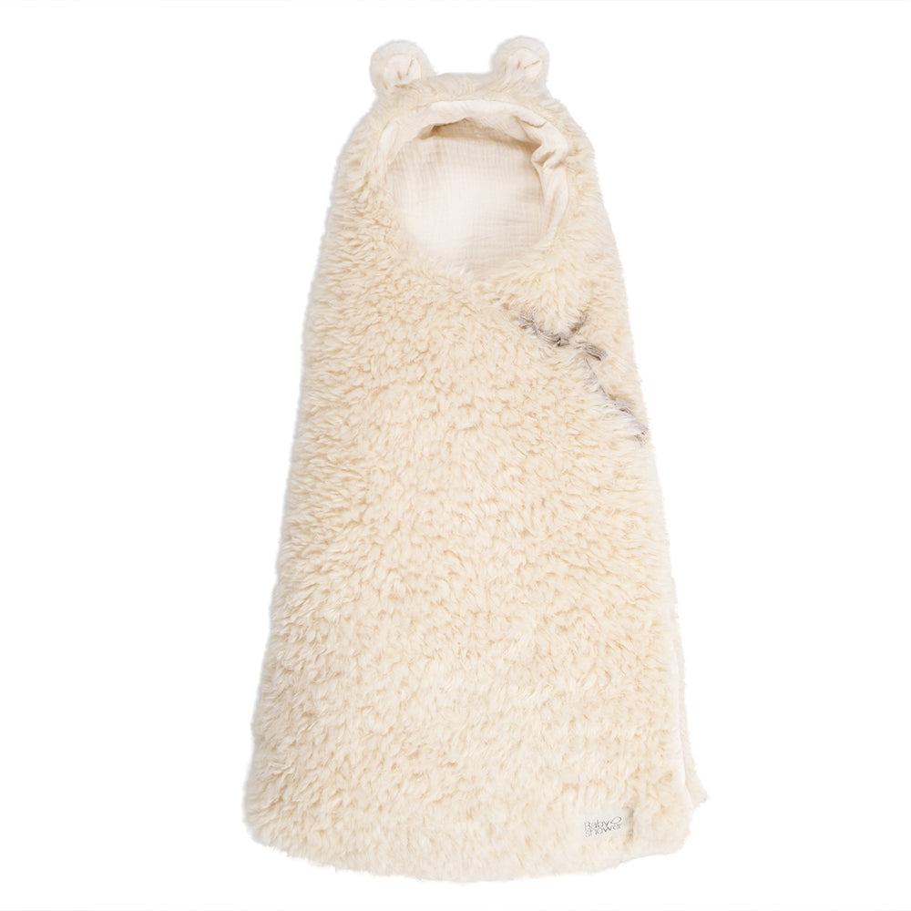 Houd je kindje warm en comfortabel met het teddy babynestje pecorino van Babyshower. Een must-have voor koude dagen, thuis of onderweg. Een stijlvolle voetenzak van zachte harige stof. Afmeting: 78x40 cm. VanZus