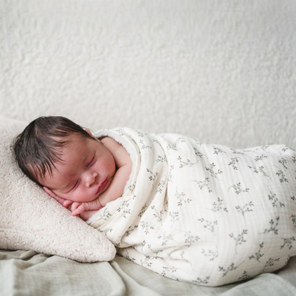 De 2-pack mini inbakerdoeken in olive bloom van Babyshower zijn multifunctioneel: gebruik ze om je kind af te drogen, als onderlegger bij het verschonen, als spuugdoek of inbakerdoek. Leuk als kraamcadeau! VanZus