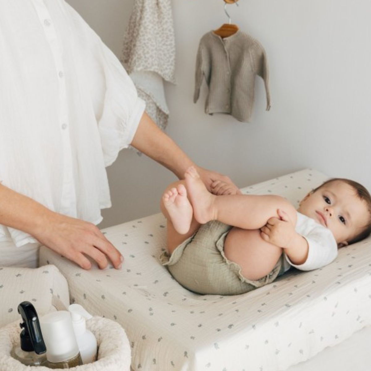 Verschonen is een feestje met de apricot aankleedkussenhoes van Babyshower. Zacht 100% katoen en de witte kleur maken het een stijlvolle blikvanger in de kinderkamer. Verkrijgbaar in diverse mooie designs. VanZus