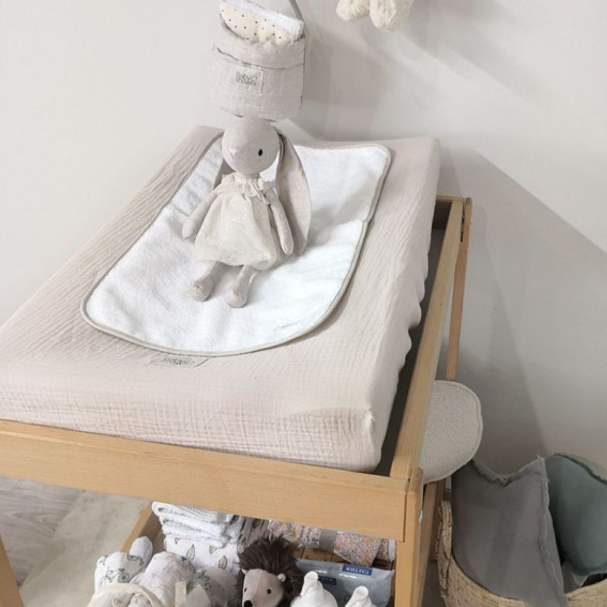 Verschonen is een feestje met de cloud powder aankleedkussenhoes van Babyshower. Zacht 100% katoen en de witte kleur maken het een stijlvolle blikvanger in de kinderkamer. Verkrijgbaar in diverse mooie designs. VanZus