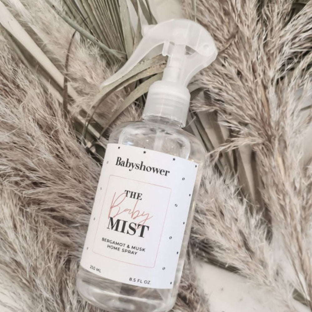 Ervaar de kalmerende geur van Babyshower babymist roomspray in bergamot en musk. Perfect voor een frisse, rustgevende sfeer in elke ruimte, veilig voor baby's. VanZus