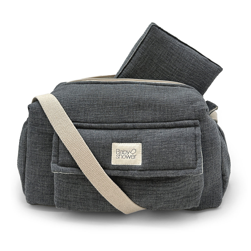 De kinderwagentas camila in variant stormy grey is perfect als je op pad gaat met je kindje. Handige afsluitbare tas met vakjes, verstelbare cross-body riem en verschoningsmatje. Luxe effen stof. VanZus