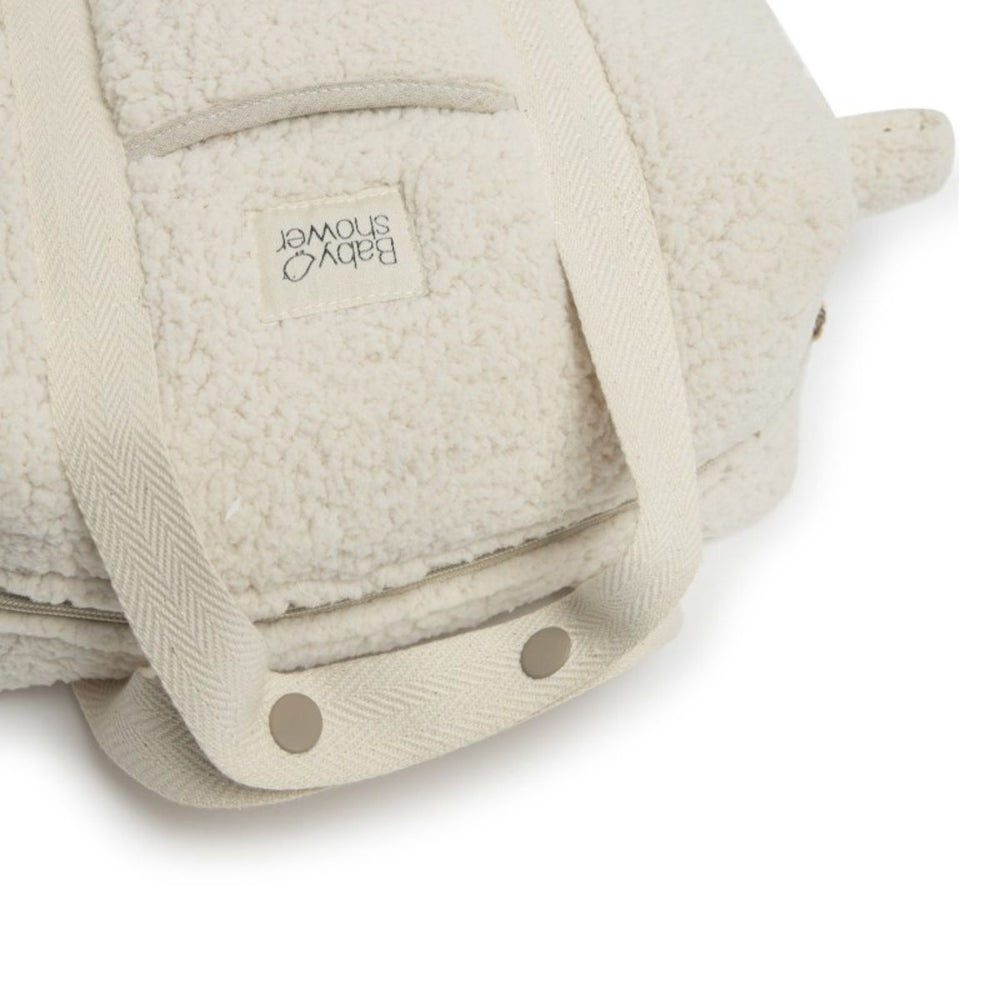 Zoek je een kleine en stijlvolle kinderwagentas? De luiertas camila in mouton is perfect als je op pad gaat met je kindje. Handige afsluitbare tas met vakjes en draaghengsels. Luxe en zachte teddy stof. VanZus