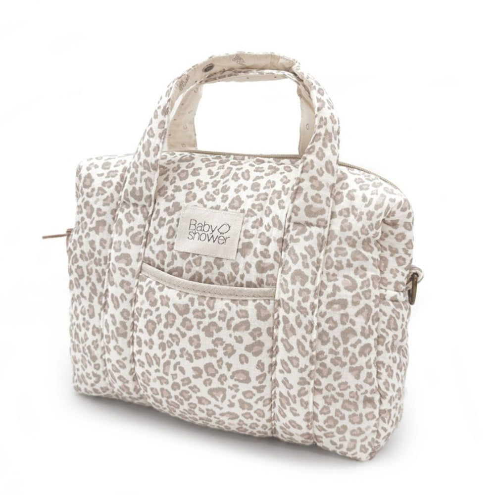 Zoek je een kleine en stijlvolle kinderwagentas? De luiertas camila in soft print is perfect als je op pad gaat met je kindje. Handige afsluitbare tas met vakjes en draaghengsels. Luxe stof met hartjes print. VanZus