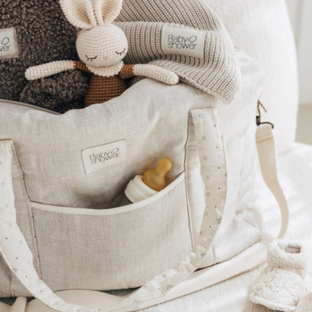 De kinderwagentas camila in 100% linen is perfect als je op pad gaat met je kindje. Handige afsluitbare tas met vakjes, verstelbare cross-body riem en draaghengsels. Luxe linnen stof. VanZus