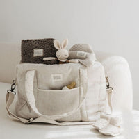 De kinderwagentas camila in 100% linen is perfect als je op pad gaat met je kindje. Handige afsluitbare tas met vakjes, verstelbare cross-body riem en draaghengsels. Luxe linnen stof. VanZus