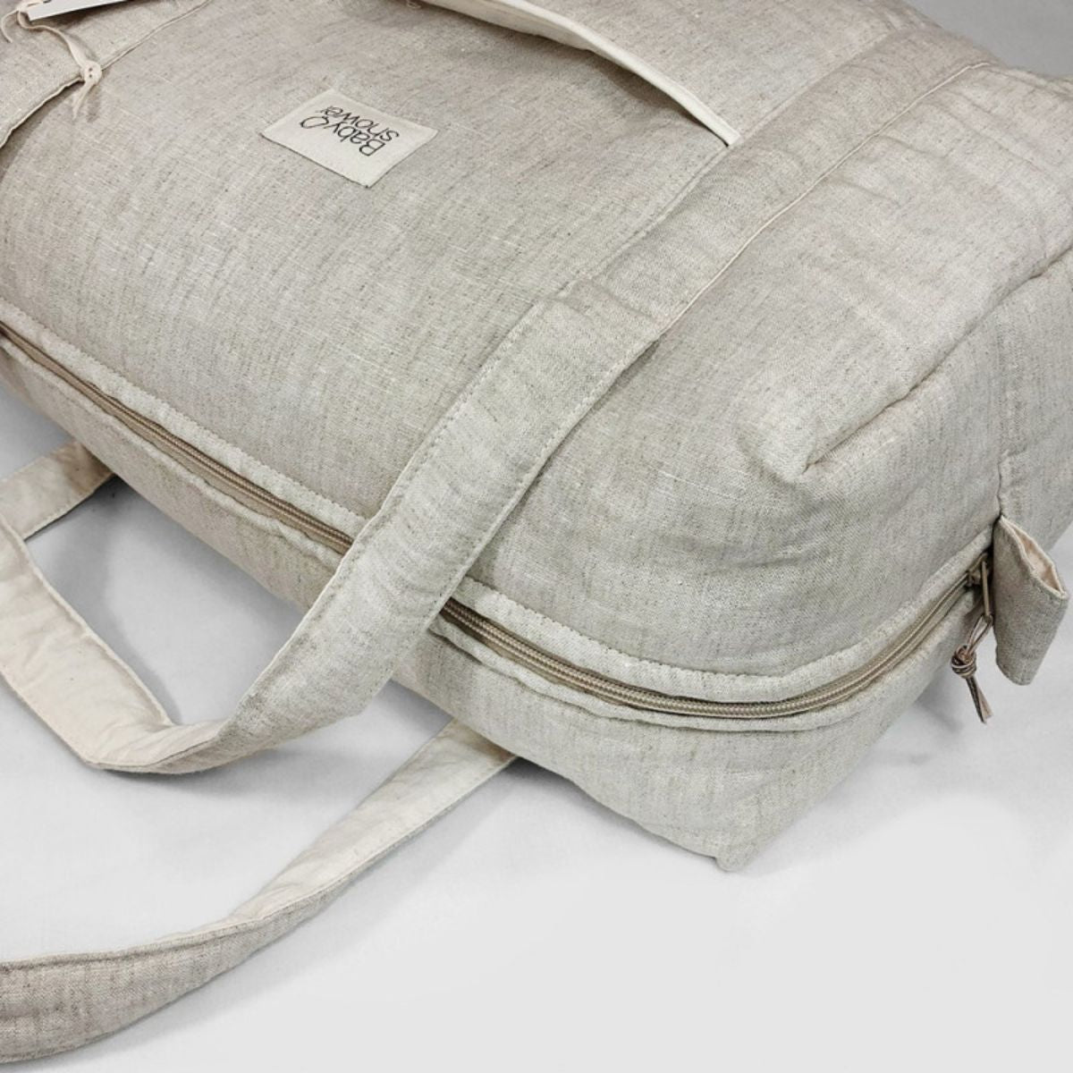 De kinderwagentas camila in 100% linen is perfect als je op pad gaat met je kindje. Handige afsluitbare tas met vakjes, verstelbare cross-body riem en draaghengsels. Luxe linnen stof. VanZus