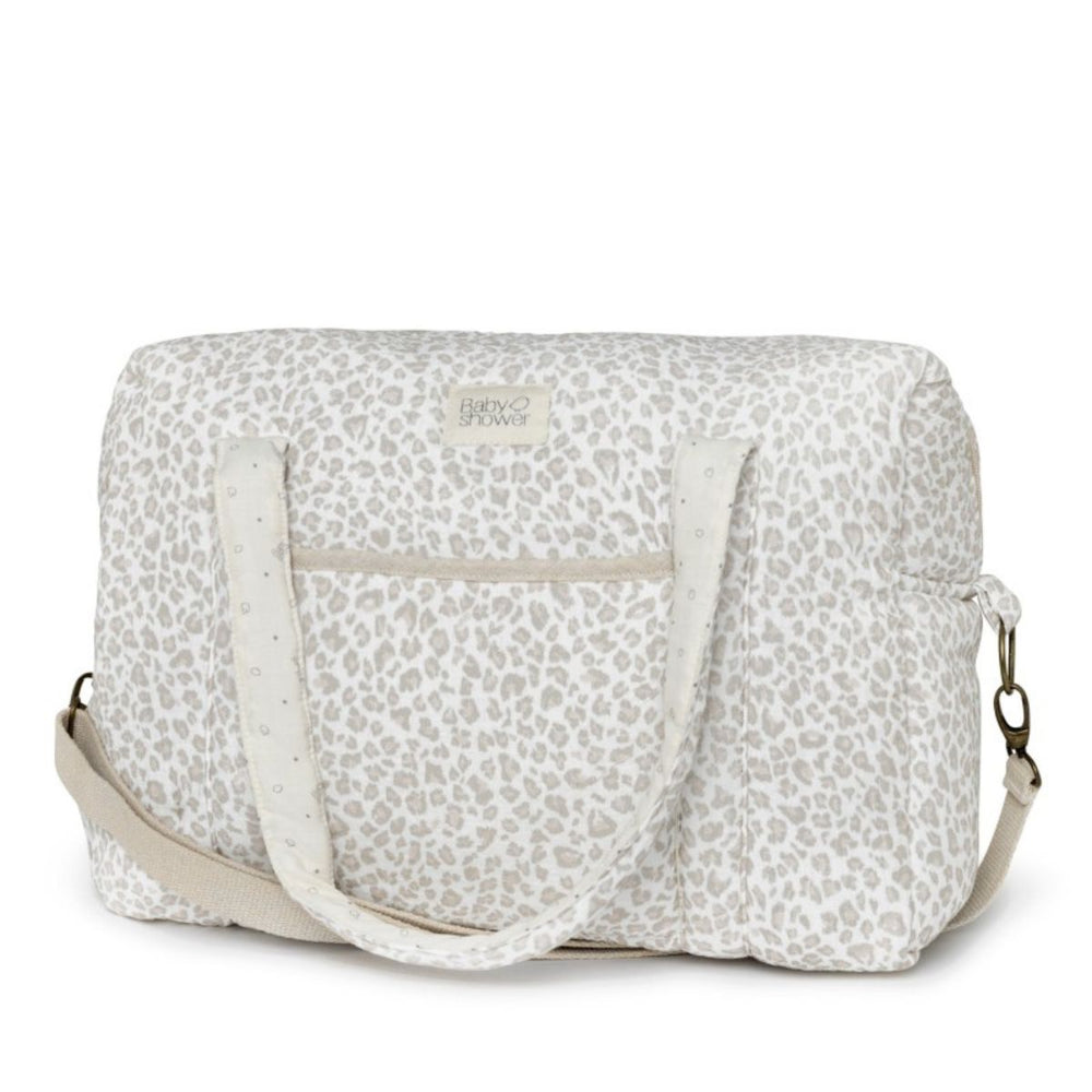 Op zoek naar een stijlvolle luiertas? De mombag camila in soft print van Babyshower is perfect voor onderweg. Handige afsluitbare tas met vakjes, lange hengsels en verstelbare cross-body riem. Met panterprint. VanZus