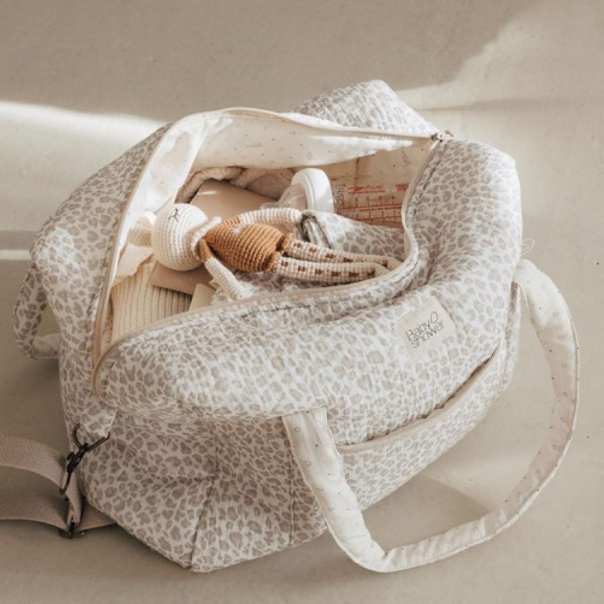 Op zoek naar een stijlvolle luiertas? De mombag camila in soft print van Babyshower is perfect voor onderweg. Handige afsluitbare tas met vakjes, lange hengsels en verstelbare cross-body riem. Met panterprint. VanZus