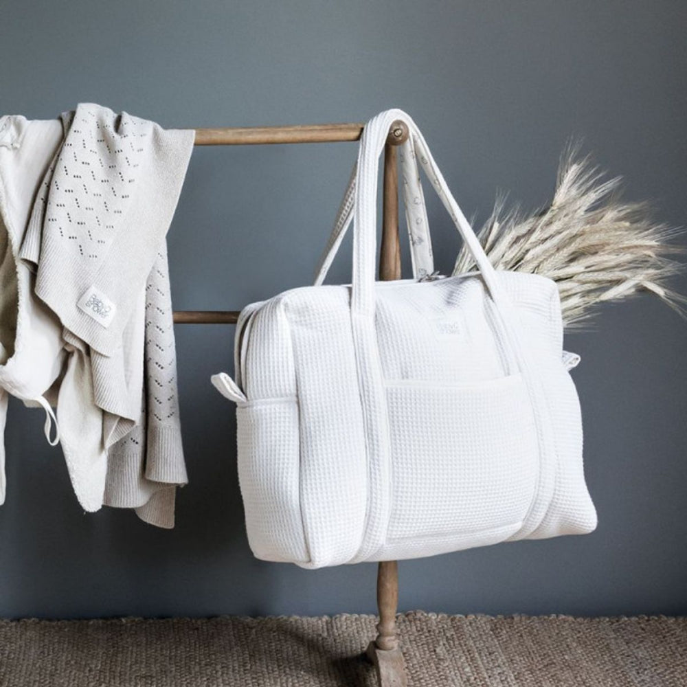 Zoek je een stijlvolle luiertas? De mombag camila in waffle cloud van Babyshower is perfect voor onderweg. Handige afsluitbare tas met vakjes, lange hengsels en verstelbare cross-body riem. Met luxe wafelstof. VanZus