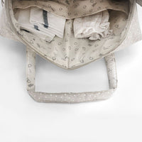 Zoek je een stijlvolle luiertas? De mombag camila in waffle cloud van Babyshower is perfect voor onderweg. Handige afsluitbare tas met vakjes, lange hengsels en verstelbare cross-body riem. Met luxe wafelstof. VanZus