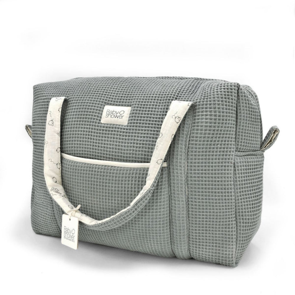 Op zoek naar een stijlvolle luiertas? De mombag camila in waffle grey van Babyshower is perfect voor onderweg. Handige afsluitbare tas met vakjes, lange hengsels en verstelbare cross-body riem. Met luxe wafelstof. VanZus