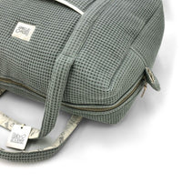 Op zoek naar een stijlvolle luiertas? De mombag camila in waffle grey van Babyshower is perfect voor onderweg. Handige afsluitbare tas met vakjes, lange hengsels en verstelbare cross-body riem. Met luxe wafelstof. VanZus