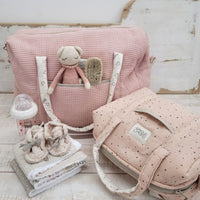 Op zoek naar een stijlvolle luiertas? De mombag camila in waffle rose van Babyshower is perfect voor onderweg. Handige afsluitbare tas met vakjes, lange hengsels en verstelbare cross-body riem. Met luxe wafelstof. VanZus