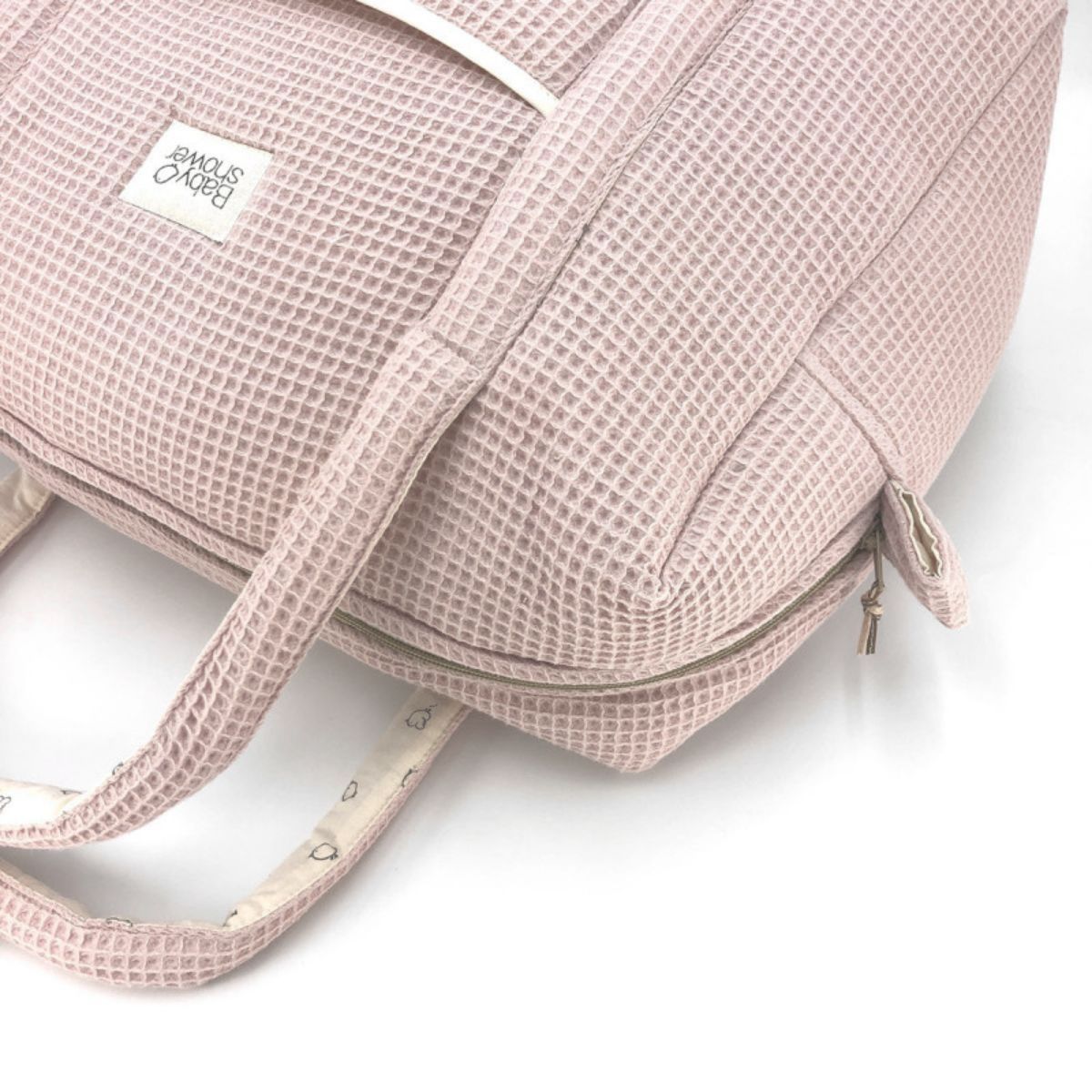 Op zoek naar een stijlvolle luiertas? De mombag camila in waffle rose van Babyshower is perfect voor onderweg. Handige afsluitbare tas met vakjes, lange hengsels en verstelbare cross-body riem. Met luxe wafelstof. VanZus