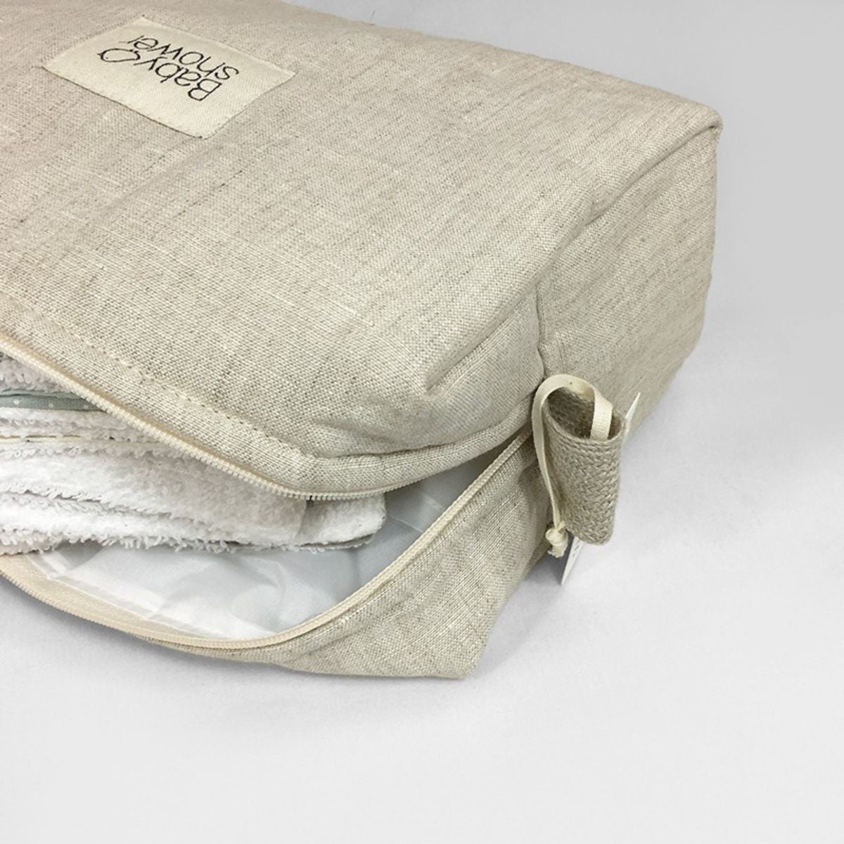 Een logeerpartijtje of op vakantie? Dan mag dit stijlvolle toilettasje camila in 100% linen van Babyshower niet ontbreken! Houd spullen geordend en bij elkaar! Ook in andere varianten. VanZus