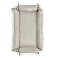 Het mini babynestje 100% linen van Babyshower biedt een comfortabele en veilige plek voor je baby om te rusten. Ademend, hypoallergeen en makkelijk te onderhouden. Tijdloos en elegant. VanZus