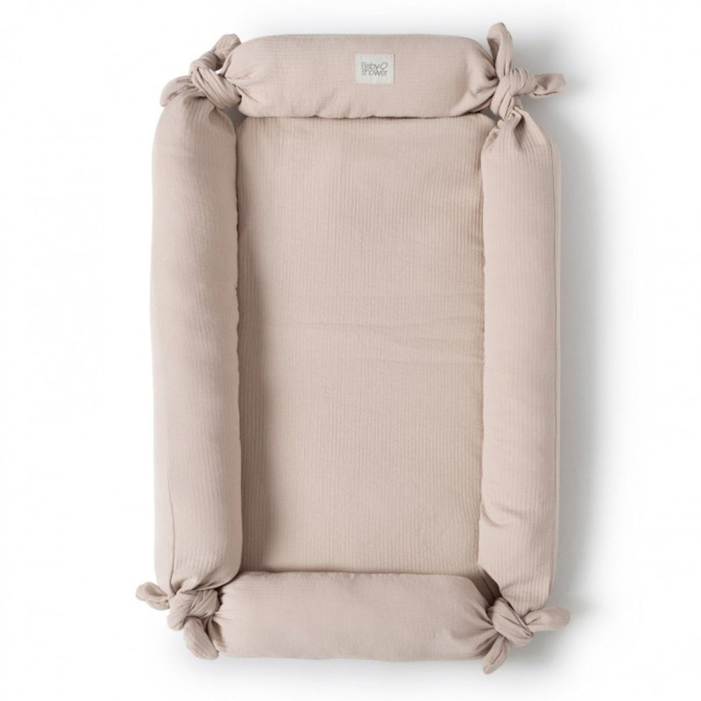 Het mini babynestje feel blush van Babyshower biedt een comfortabele en veilige plek voor je baby om te rusten. Ademend, zacht en makkelijk te onderhouden. Tijdloos en elegant. VanZus