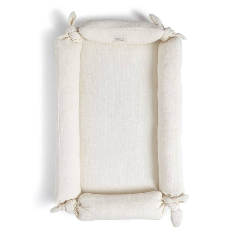 Het mini babynestje feel ivory van Babyshower biedt een comfortabele en veilige plek voor je baby om te rusten. Ademend, zacht en makkelijk te onderhouden. Tijdloos en elegant. VanZus