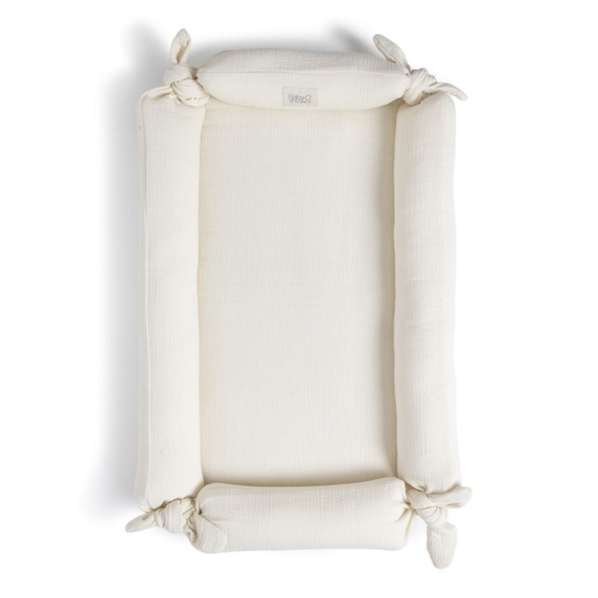 Het mini babynestje feel ivory van Babyshower biedt een comfortabele en veilige plek voor je baby om te rusten. Ademend, zacht en makkelijk te onderhouden. Tijdloos en elegant. VanZus