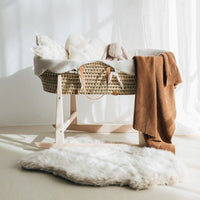 De Babyshower shappy fleece plaid in yeti biedt luxe warmte en comfort voor je kleintje. Gemaakt van zachte fleece, ideaal voor in de wieg of tijdens wandelingen. Tijdloze kleur en makkelijk te onderhouden. VanZus