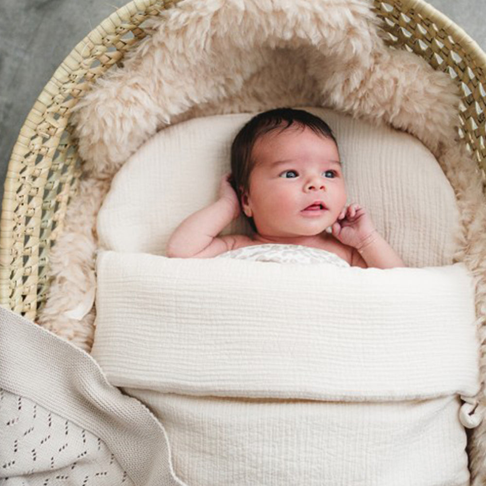 Stijlvol, warm en luxe! De gebreide tricot classic ledikantdeken in ivory van Babyshower! Veelzijdig in gebruik. Verkrijgbaar in dune en ivory. Machinewasbaar. Afmeting: 75x75 cm. VanZus