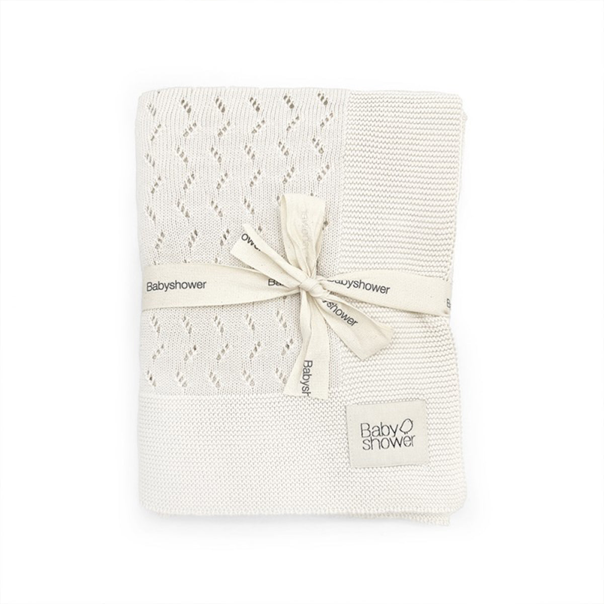 Stijlvol, warm en luxe! De gebreide tricot classic ledikantdeken in ivory van Babyshower! Veelzijdig in gebruik. Verkrijgbaar in dune en ivory. Machinewasbaar. Afmeting: 75x75 cm. VanZus