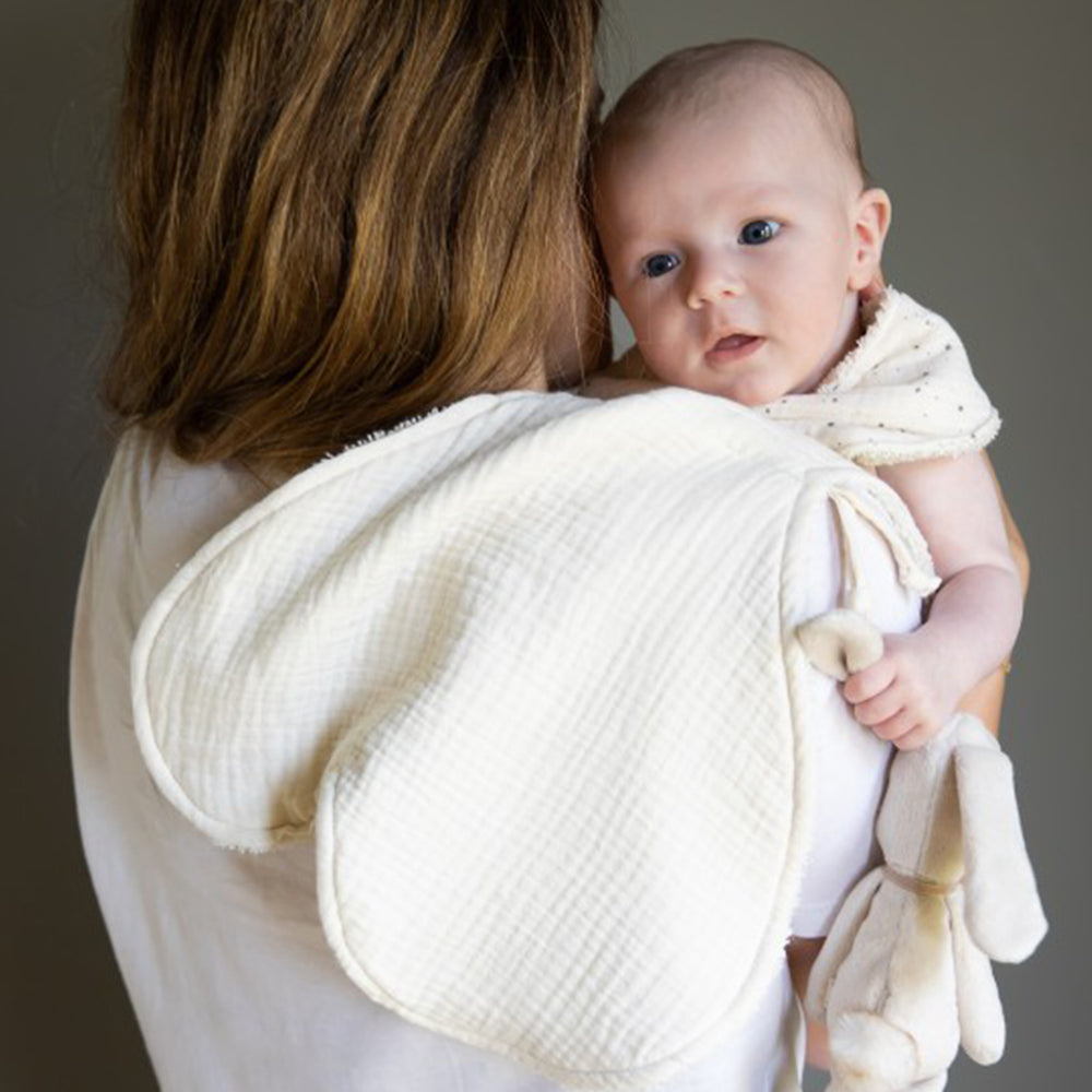 Het vlinder monddoekje in grey powder van Babyshower geeft comfort en bescherming na de voeding. Gemaakt van organisch katoen, zacht en veilig voor de huid van je baby. Wassen op 30 graden. VanZus