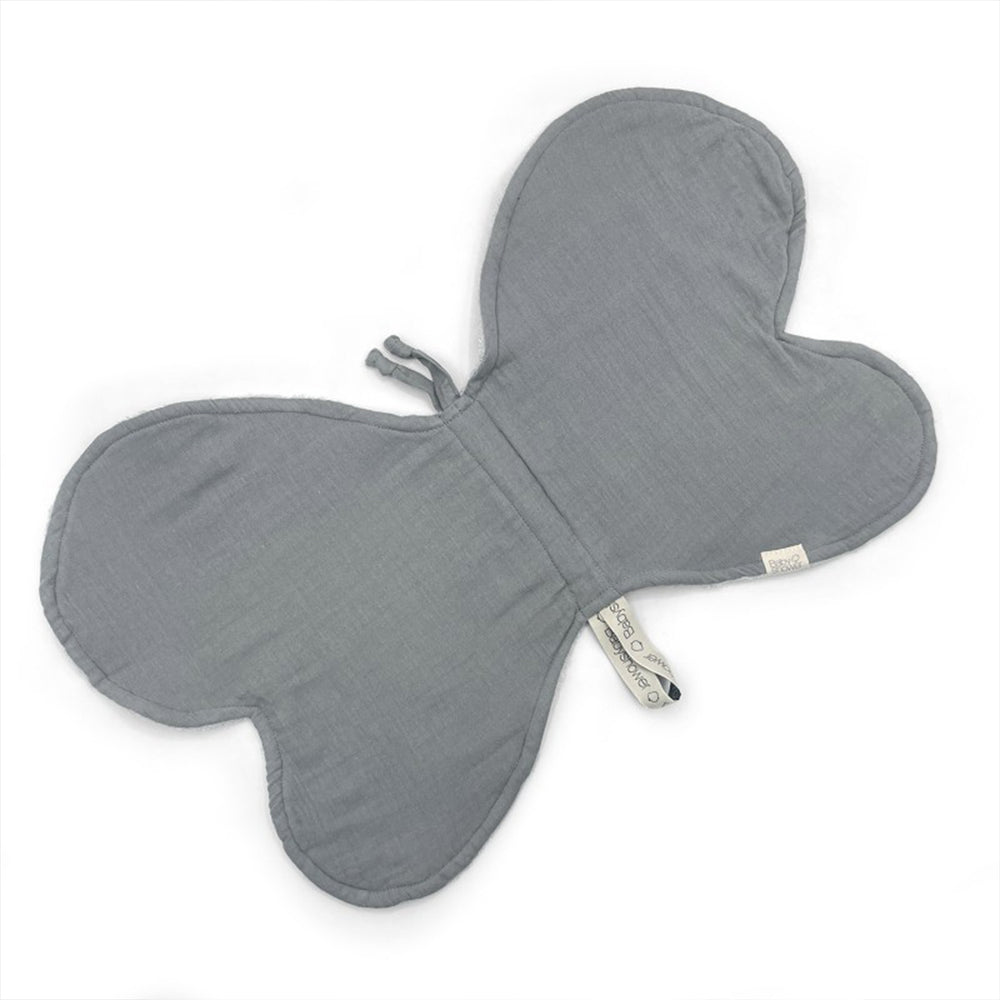 Het vlinder monddoekje in grey powder van Babyshower geeft comfort en bescherming na de voeding. Gemaakt van organisch katoen, zacht en veilig voor de huid van je baby. Wassen op 30 graden. VanZus