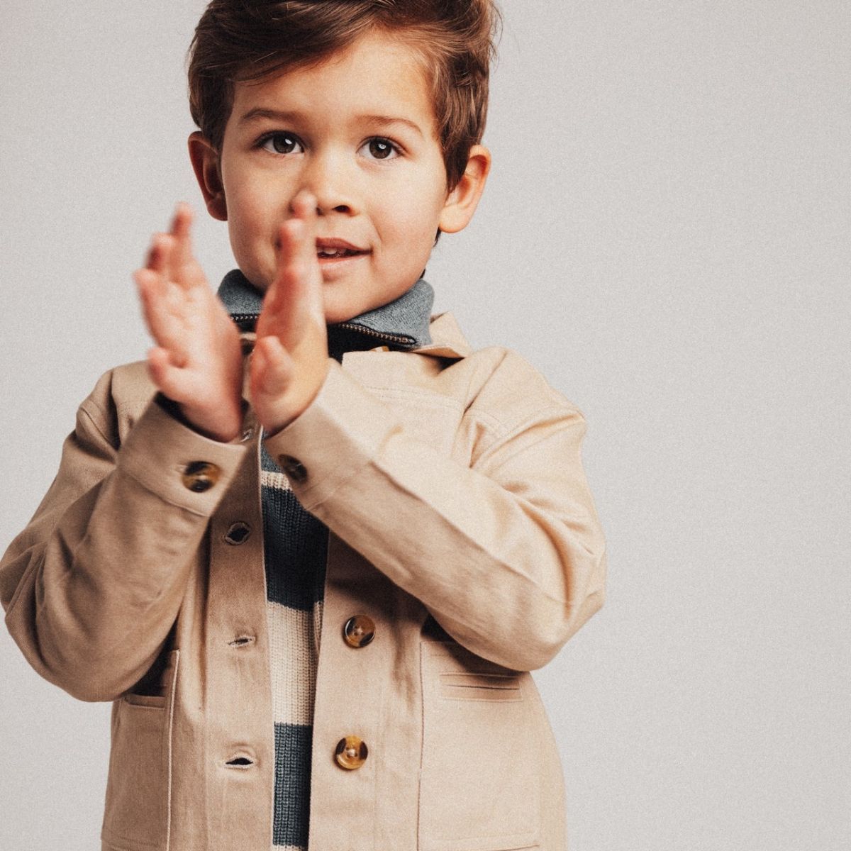 Op zoek naar een stoere jas voor je zoontje? Baje Studio ameix cargo jas taupe clay is de perfecte keuze! Dit toffe jack heeft mooie details en een prachtige bruin/beige kleur. VanZus