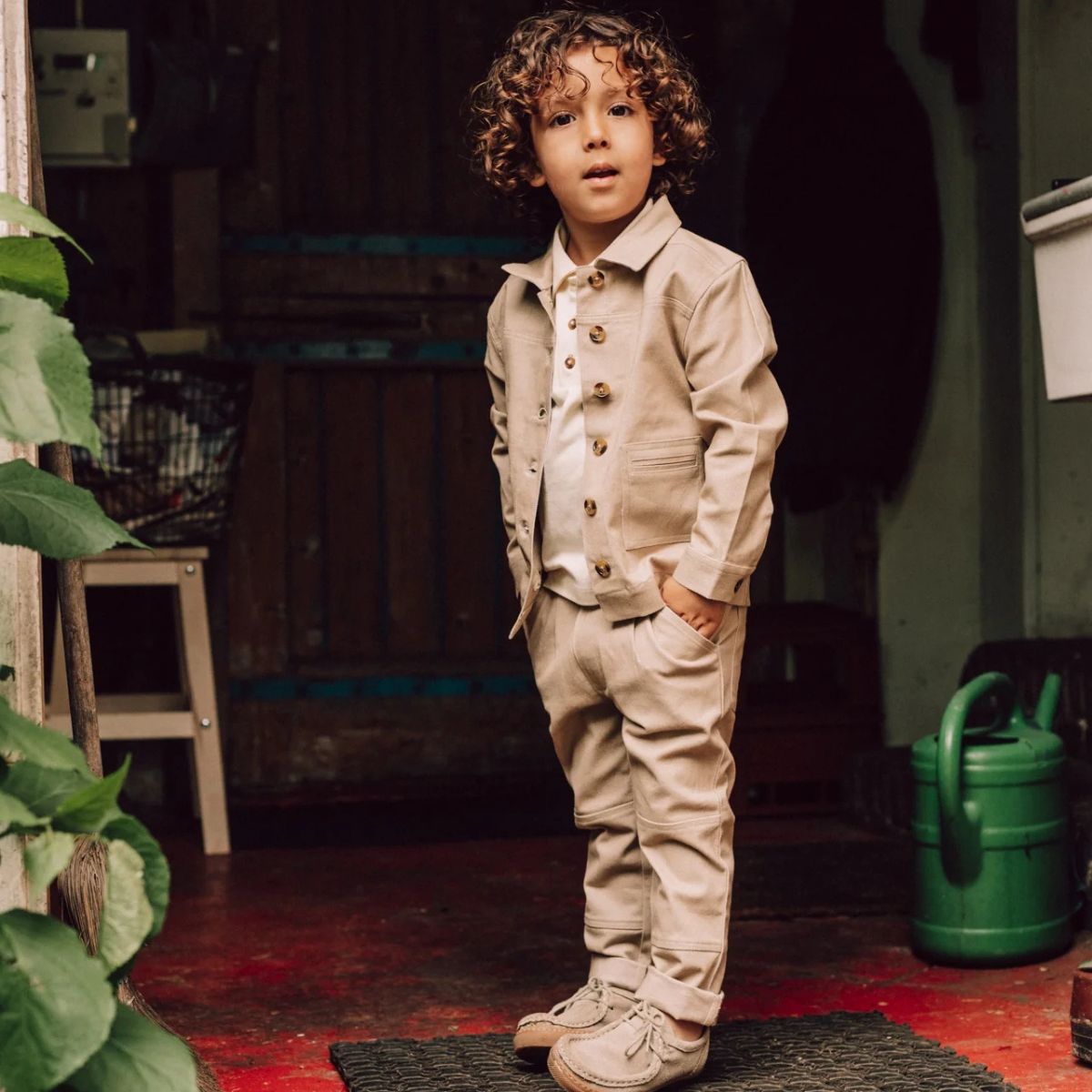 Op zoek naar een stoere jas voor je zoontje? Baje Studio ameix cargo jas taupe clay is de perfecte keuze! Dit toffe jack heeft mooie details en een prachtige bruin/beige kleur. VanZus